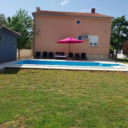 Family Friendly With A Swimming Pool - 15306 Pula
